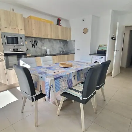 Avec Terrasse A 450m De La Apartment *