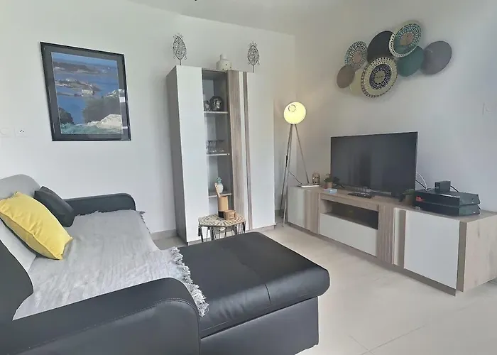 Avec Terrasse A 450m De La Apartment *